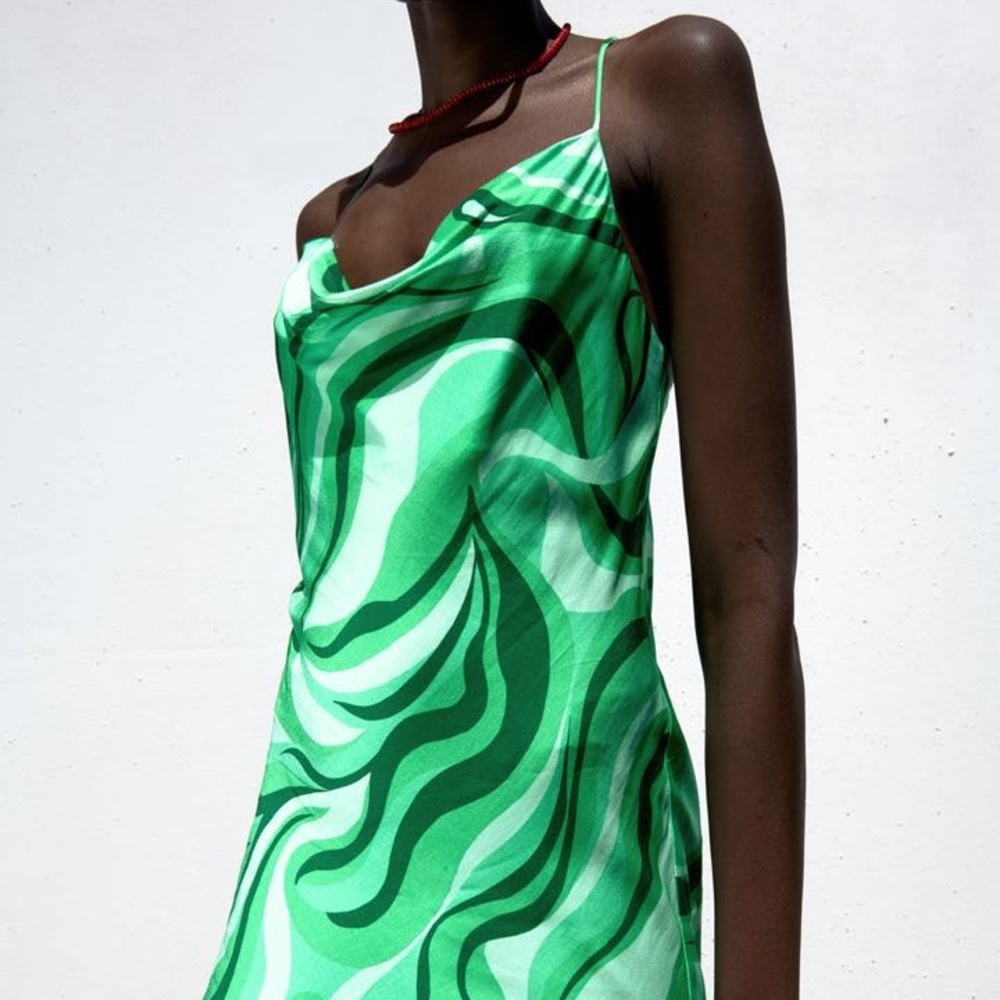ZARA GREEN DRESS. Beautiful silk dress has never been worn and is stunning.